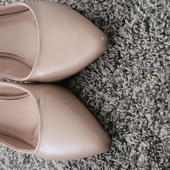 Kelly & Katie Misha Pump - Picture 3 of 7